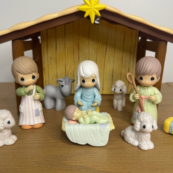 NIB Rare Avon Precious Moments Nativity Playset - Complete 2002 - Picture 3 of 8